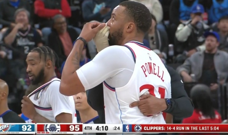 真正的“血帽”！鮑威爾上籃遭亞歷山大封蓋 被打到鼻子血流不止