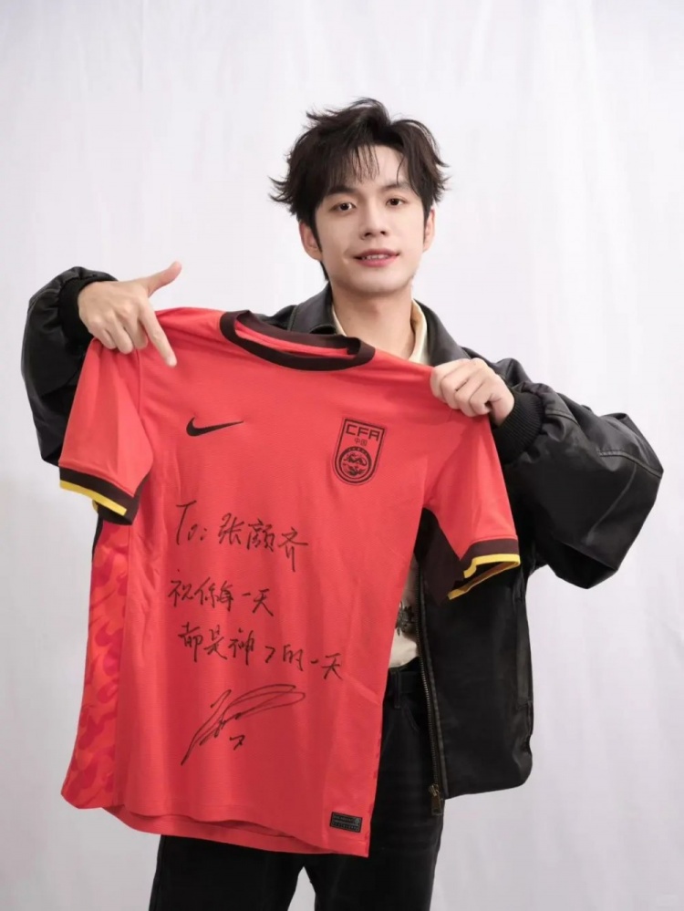歌手張顏齊曬武磊to簽國(guó)足球衣，武磊評(píng)論：也是神“齊”的一天