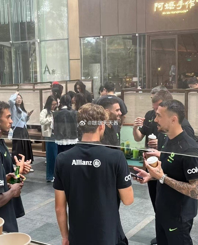 松弛感拉滿！澳大利亞隊員在杭州街頭喝奶茶
