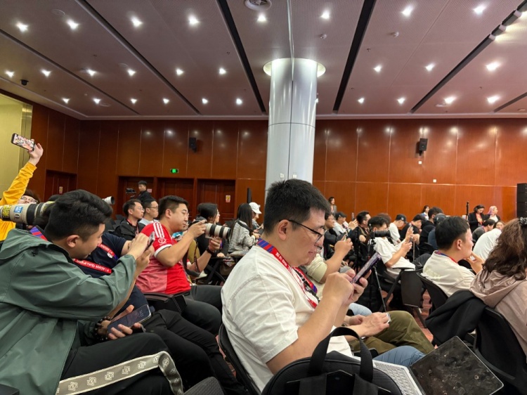 萬眾矚目！記者擠滿國(guó)足賽前新聞發(fā)布廳，賽場(chǎng)記者預(yù)計(jì)超300人