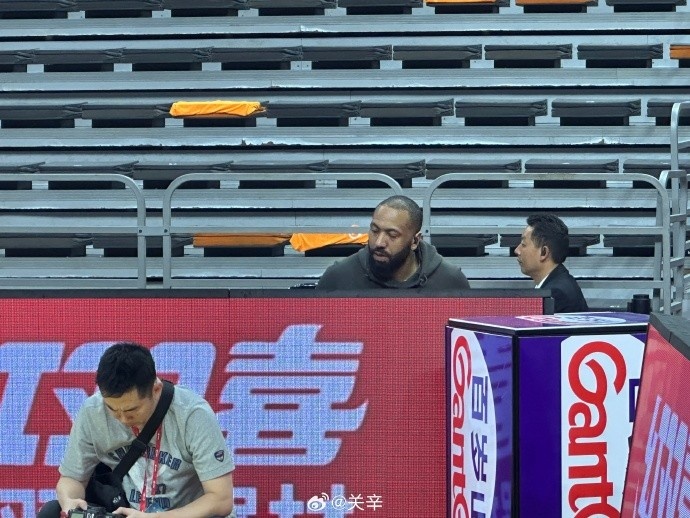 今晚不打？廣東主場迎戰(zhàn)廣廈 吉倫沃特一身便裝現(xiàn)身球館