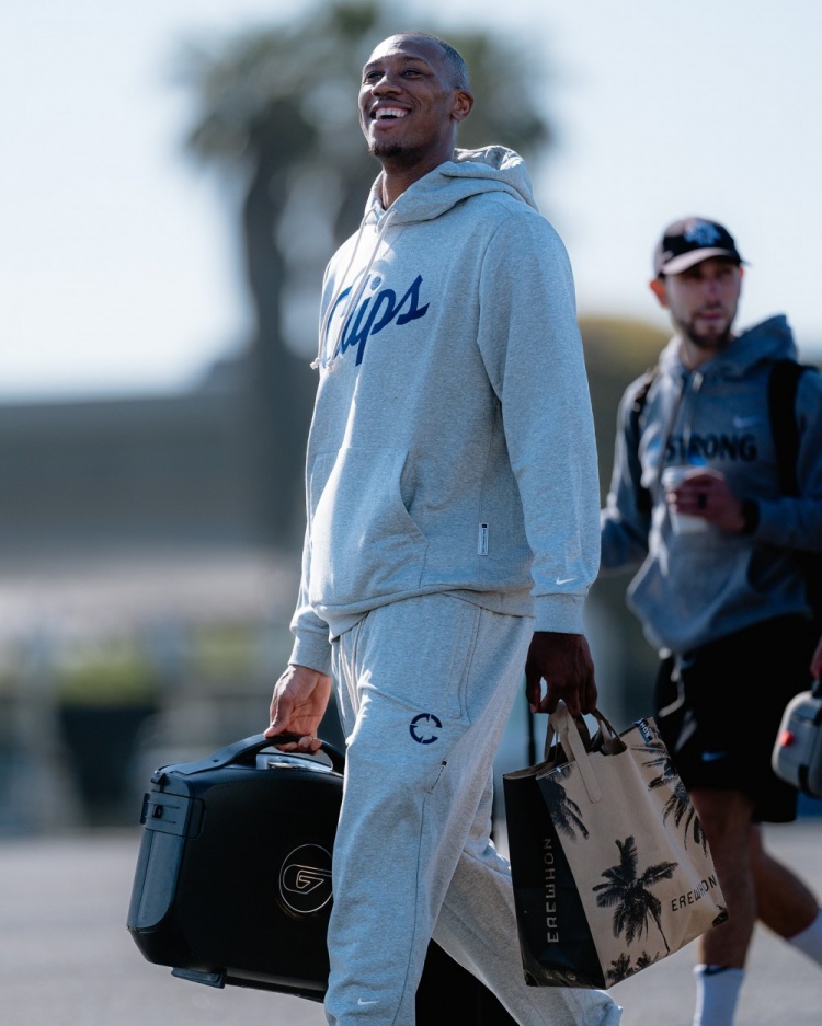 哈登隨隊(duì)出征！快船官方曬出球隊(duì)登機(jī)照：出征東部??！