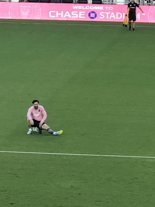 記者：梅西在訓練中對左腿內(nèi)收肌受傷部位進行冰敷，周末出戰(zhàn)成疑