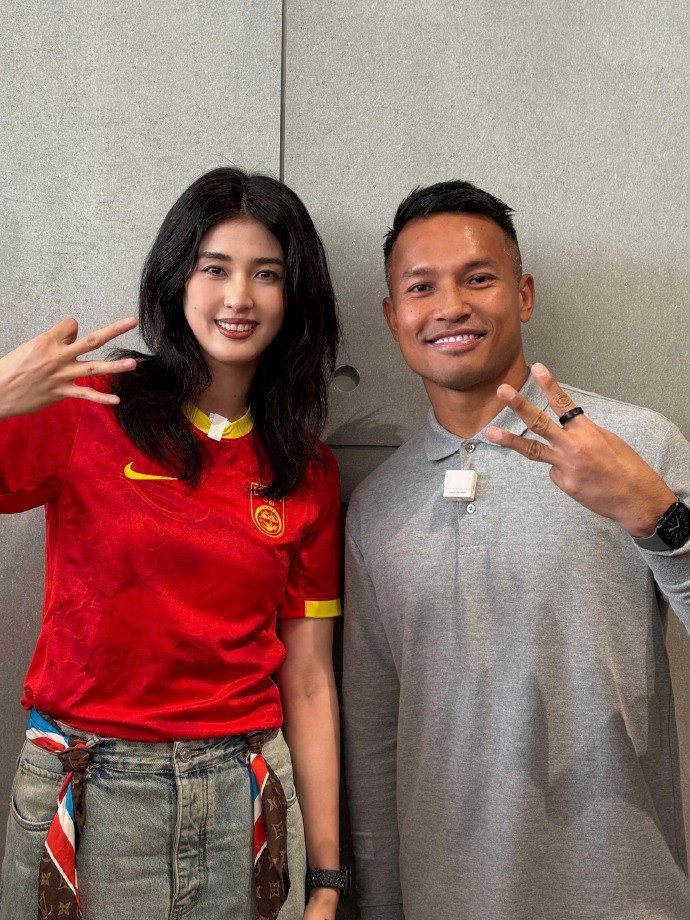 趙麗娜合影新加坡門將桑尼：為國足接好運(yùn)