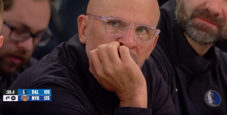 大比分落后！克萊與主帥基德場(chǎng)邊呆坐 顯得非常不開(kāi)心