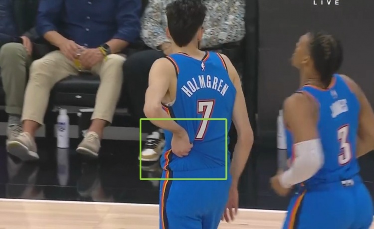 稍有不適！切特扣籃+蓋帽后捂著腰部左側(cè) 但繼續(xù)堅(jiān)持出戰(zhàn)