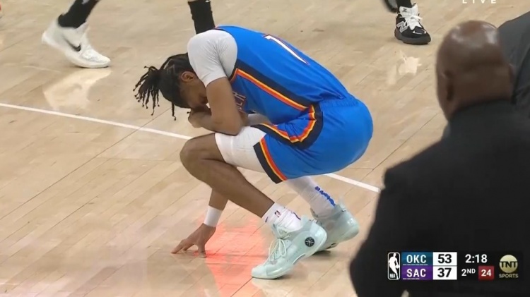 暈乎了！以賽亞-喬和埃利斯爭搶球 被后者坐到臉部貼地&下場檢查