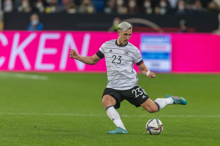 記者：施洛特貝克將取代勞姆對意大利首發(fā)，克萊因丁斯特也將首發(fā)