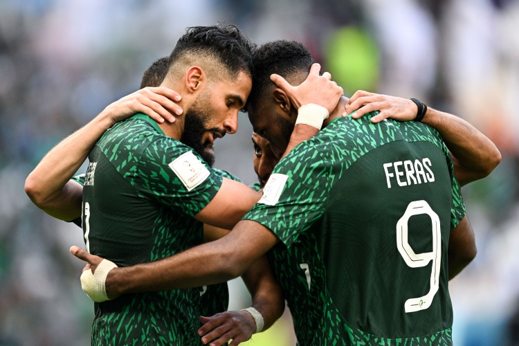 沙特媒體：沙特隊(duì)前往比賽場(chǎng)進(jìn)行踩場(chǎng)訓(xùn)練，卡努缺席&接受治療