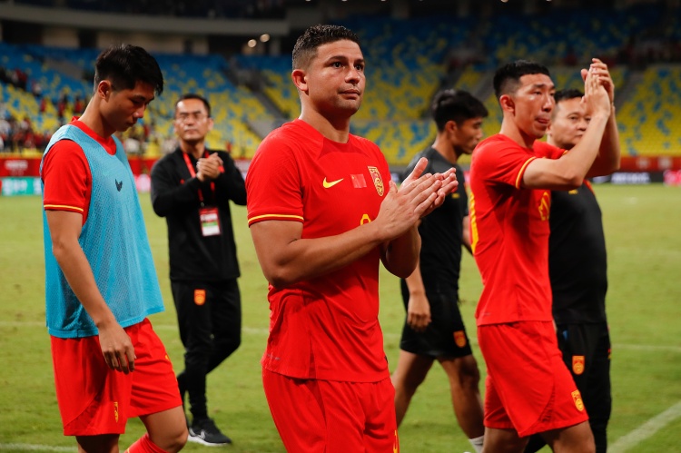 足球報：第一代非血緣歸化國腳退出歷史舞臺，代價巨大收效甚微