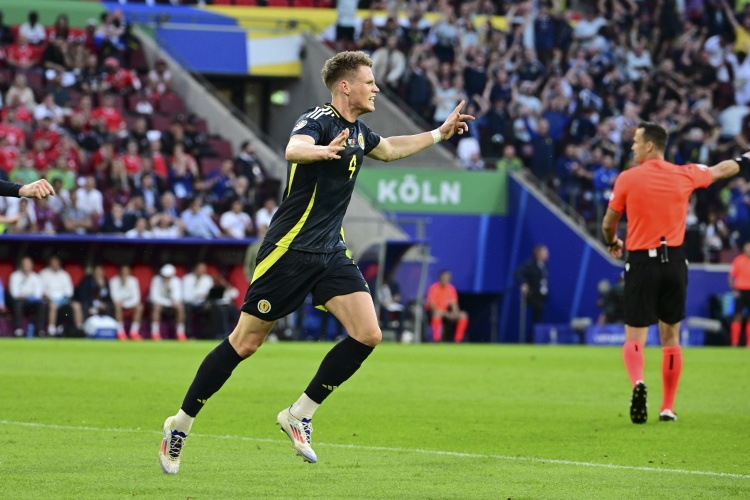 麥克托米奈：丹尼斯-勞為曼聯(lián)和蘇格蘭貢獻(xiàn)巨大 追隨他意義非凡