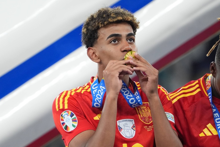 大腿！亞馬爾在德拉富恩特麾下直接參與12球，同期西班牙隊(duì)內(nèi)最多