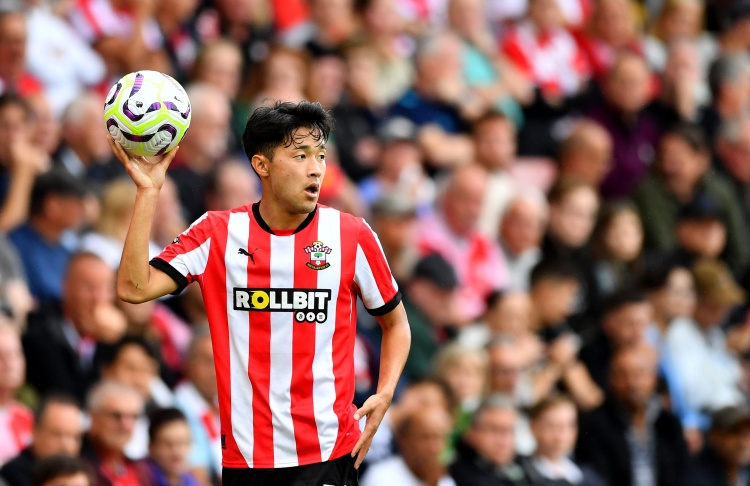 倒霉！本賽季兩回合對(duì)陣?yán)锲郑习财疹D后衛(wèi)菅原由勢(shì)均手球送點(diǎn)