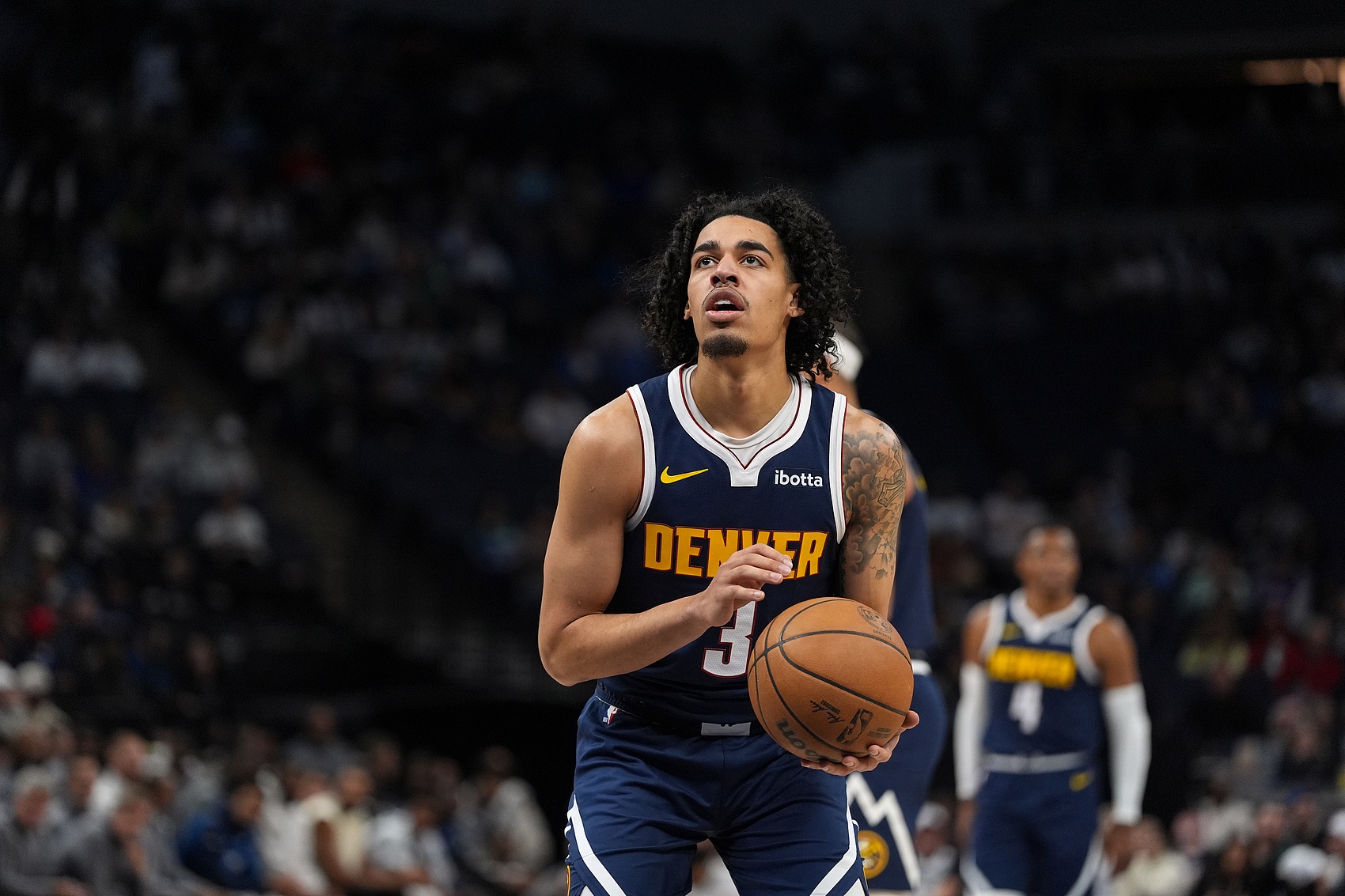 場均9.4分！掘金官方：斯特勞瑟左膝扭傷 將在四周后再次評估