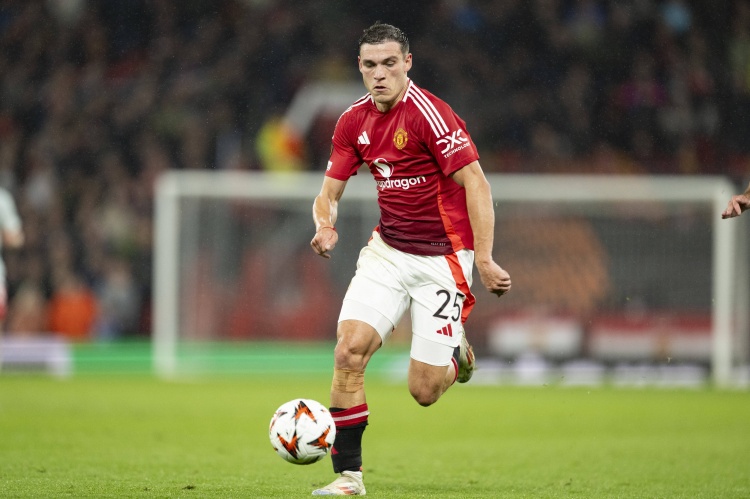 烏加特本賽季每90分鐘攔截+搶斷5.9次，領跑五大聯(lián)賽所有中場