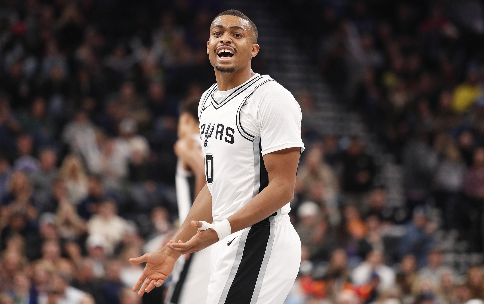 全隊(duì)唯一上雙！凱爾登半場(chǎng)8中4拿到12分4板2助1斷