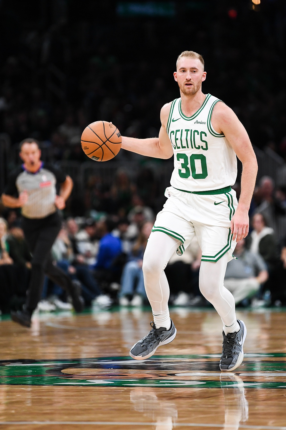 挺身而出！豪澤狂甩19個(gè)三分命中9記 全場(chǎng)轟33分創(chuàng)生涯新高