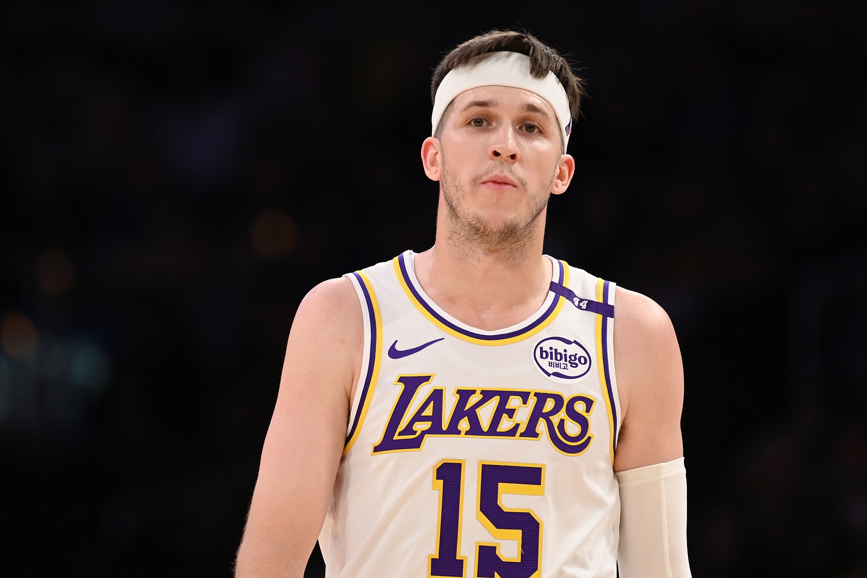 手涼！里夫斯半場6投0中僅靠罰球拿到3分 正負(fù)值-8