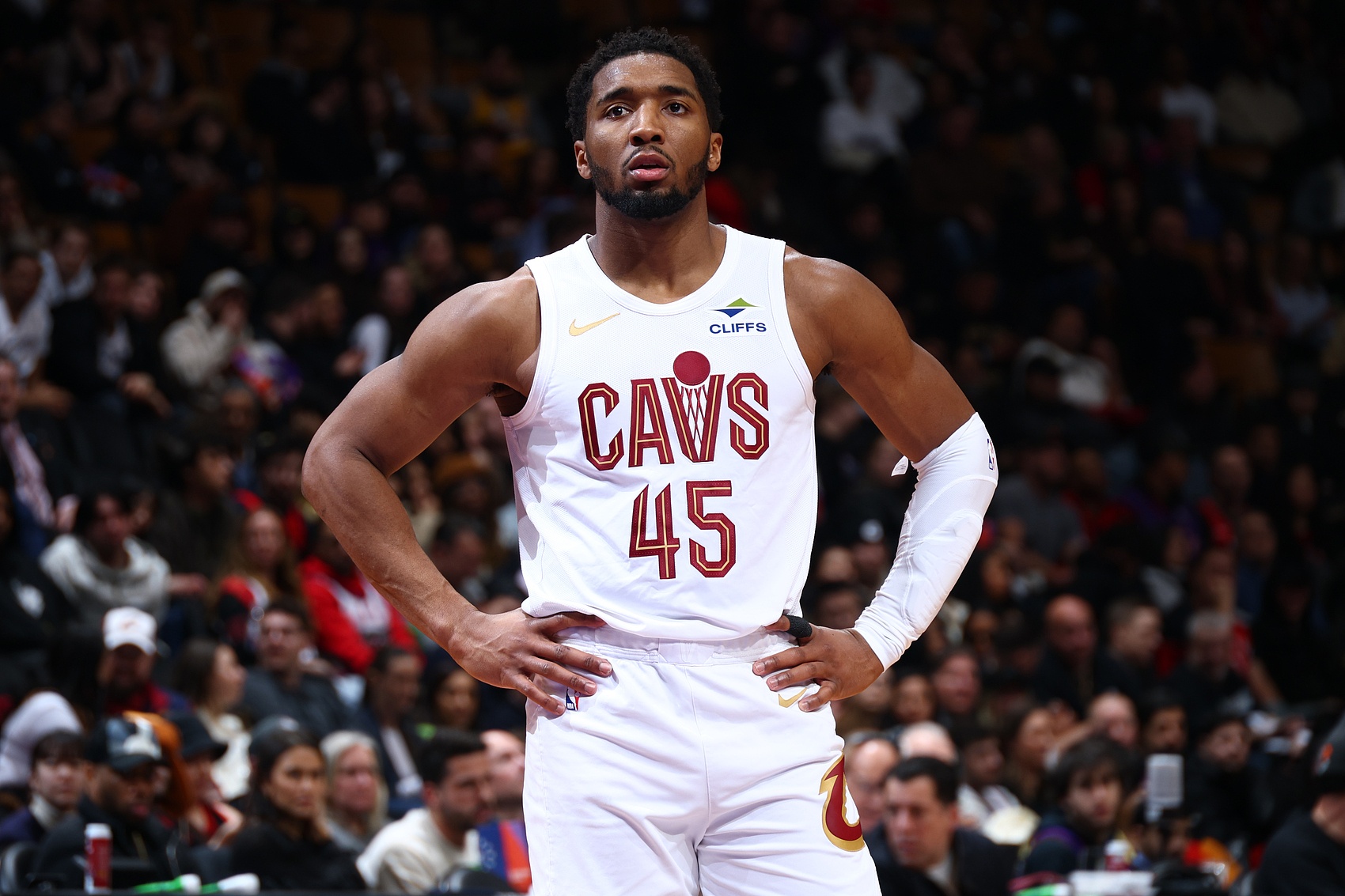 表現(xiàn)不佳！米切爾半場7中2僅拿6分3板2助1斷