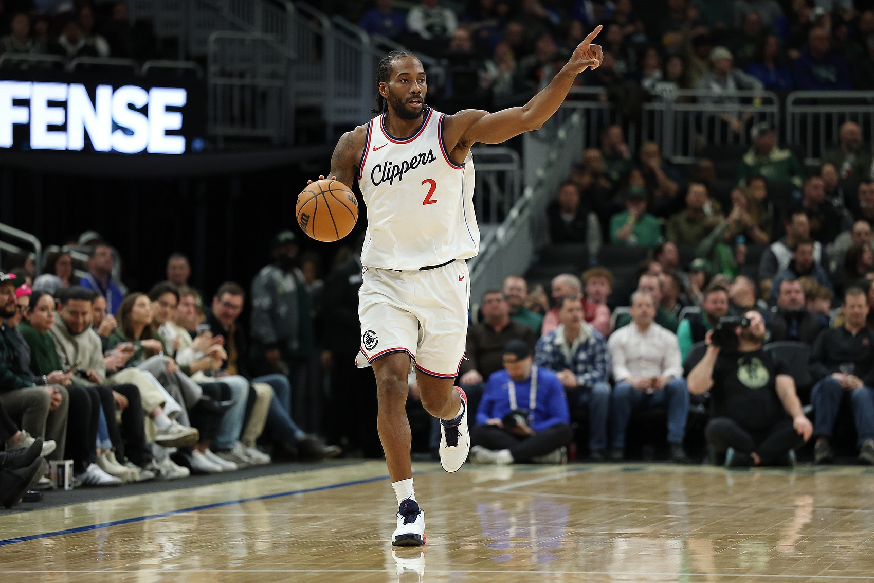 復出狀態(tài)不錯！小卡首節(jié)3中2得到5分2板1斷