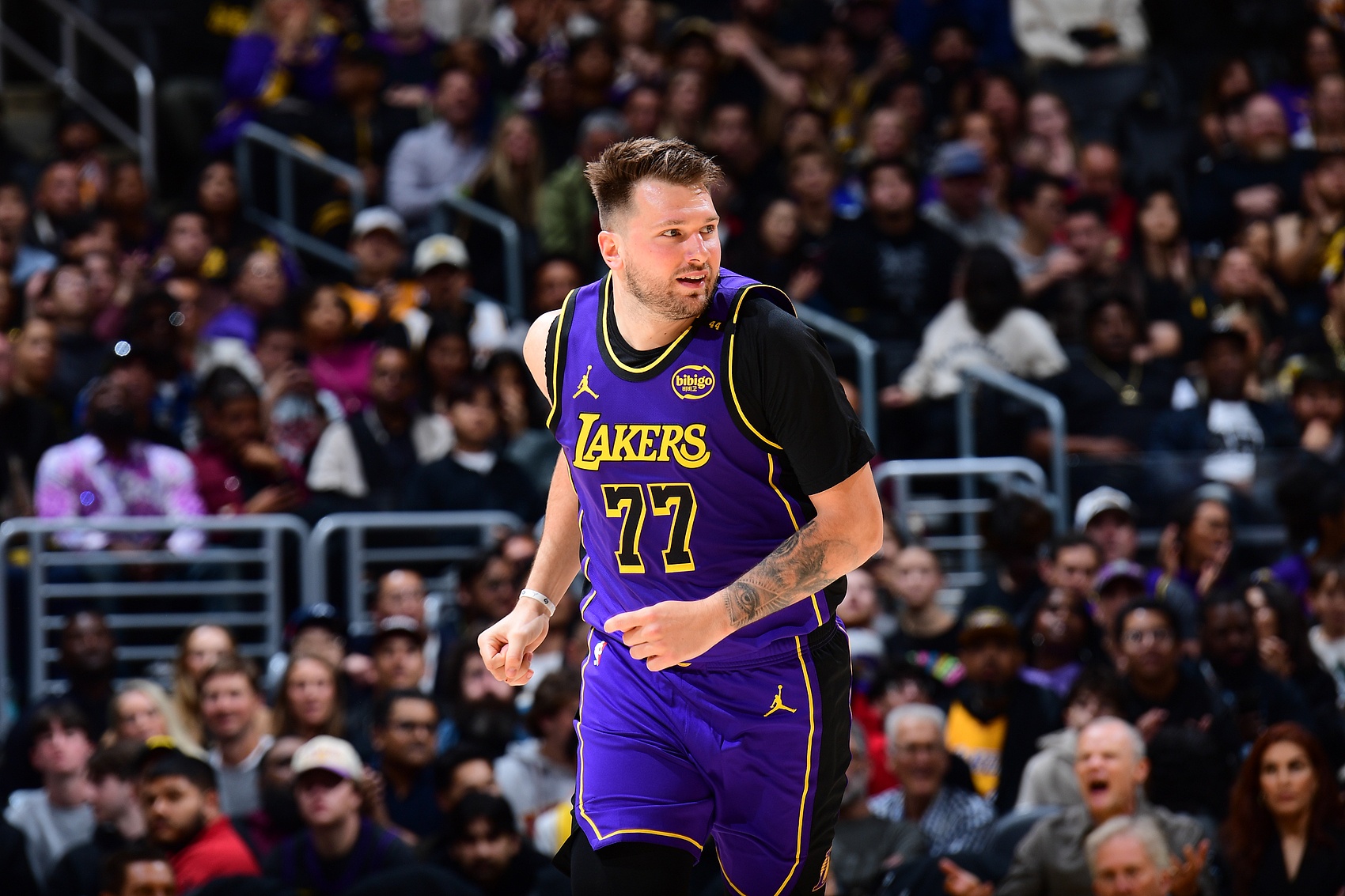 太easy了！東契奇第三節(jié)再添10分5助 前三節(jié)30+7+14正負(fù)值+31！