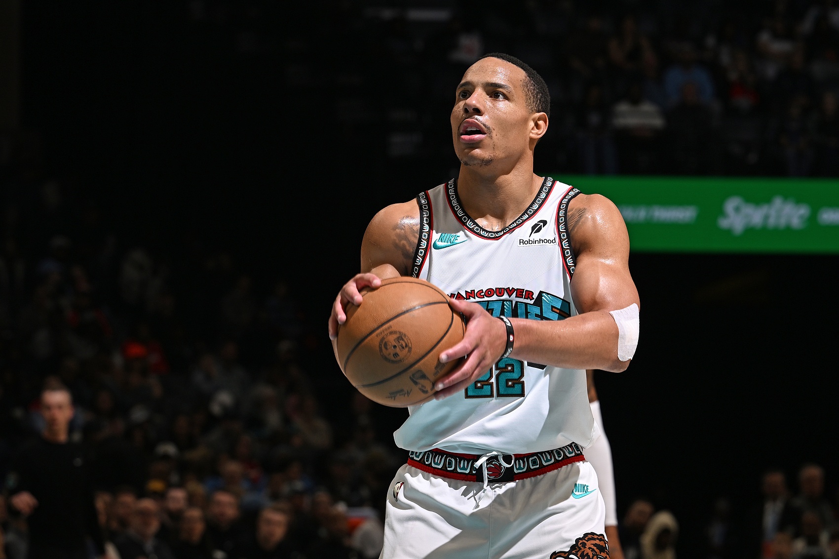 扛起球隊(duì)！貝恩是灰熊隊(duì)史第2位打出35+10+10的球員 比肩莫蘭特