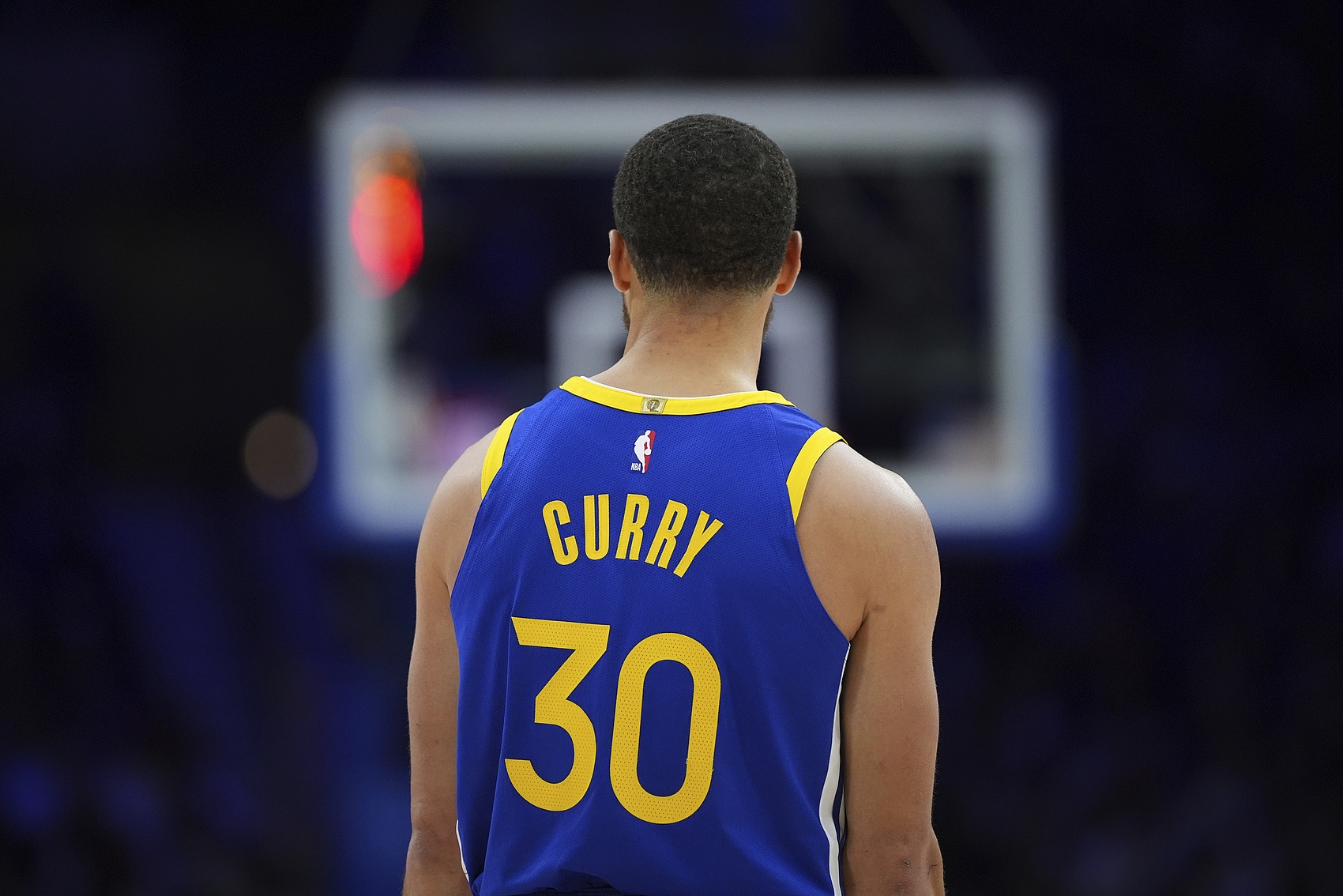 帶隊(duì)追趕！庫里次節(jié)最后時(shí)刻2射1傳 半場11中6拿到最高16分