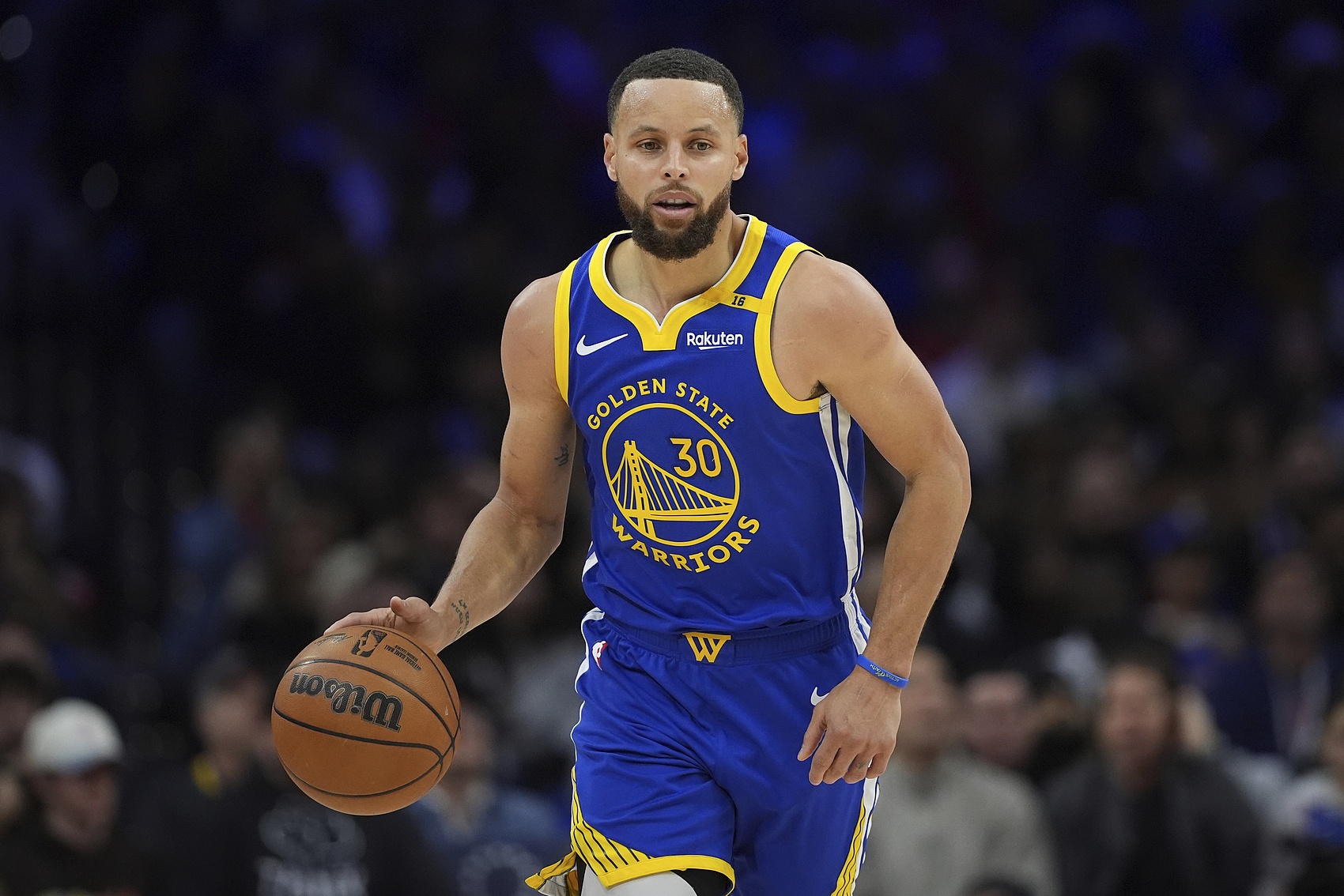 差點(diǎn)兩雙！庫里半場7中4拿到11分9助攻&正負(fù)值+17 腳踝扭了繼續(xù)打