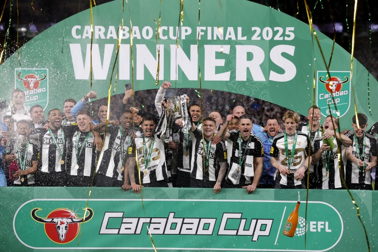 外媒：紐卡VS桑德蘭女足比賽，紐卡球迷高唱“贏了獎杯就站起來”