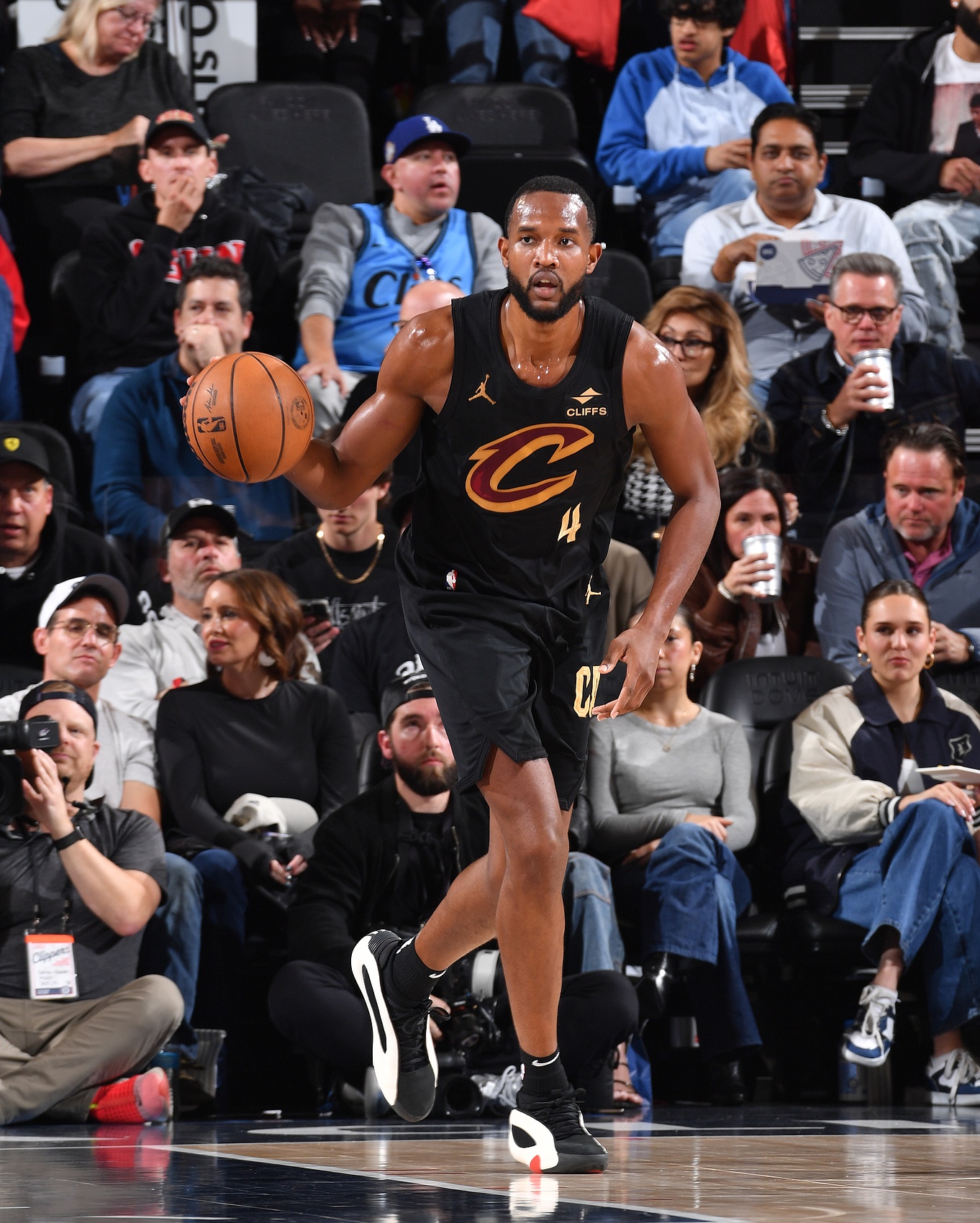 定海神針！莫布里內外開花連得7分 單節(jié)6中5&三分1中1得到12分