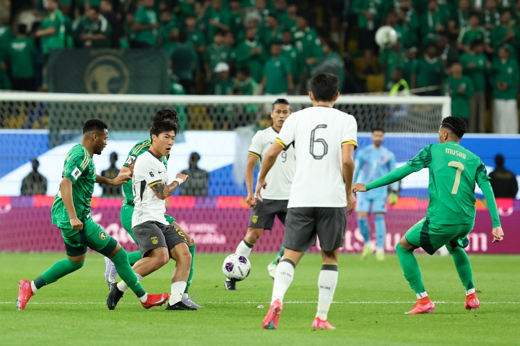 國(guó)足vs沙特半場(chǎng)數(shù)據(jù)：國(guó)足0射正+染紅 沙特9射門(mén)+進(jìn)球被吹+中橫梁