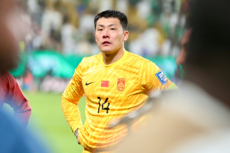 王大雷：個人表現(xiàn)？足球不是個人比賽 下半場丟球比較突然